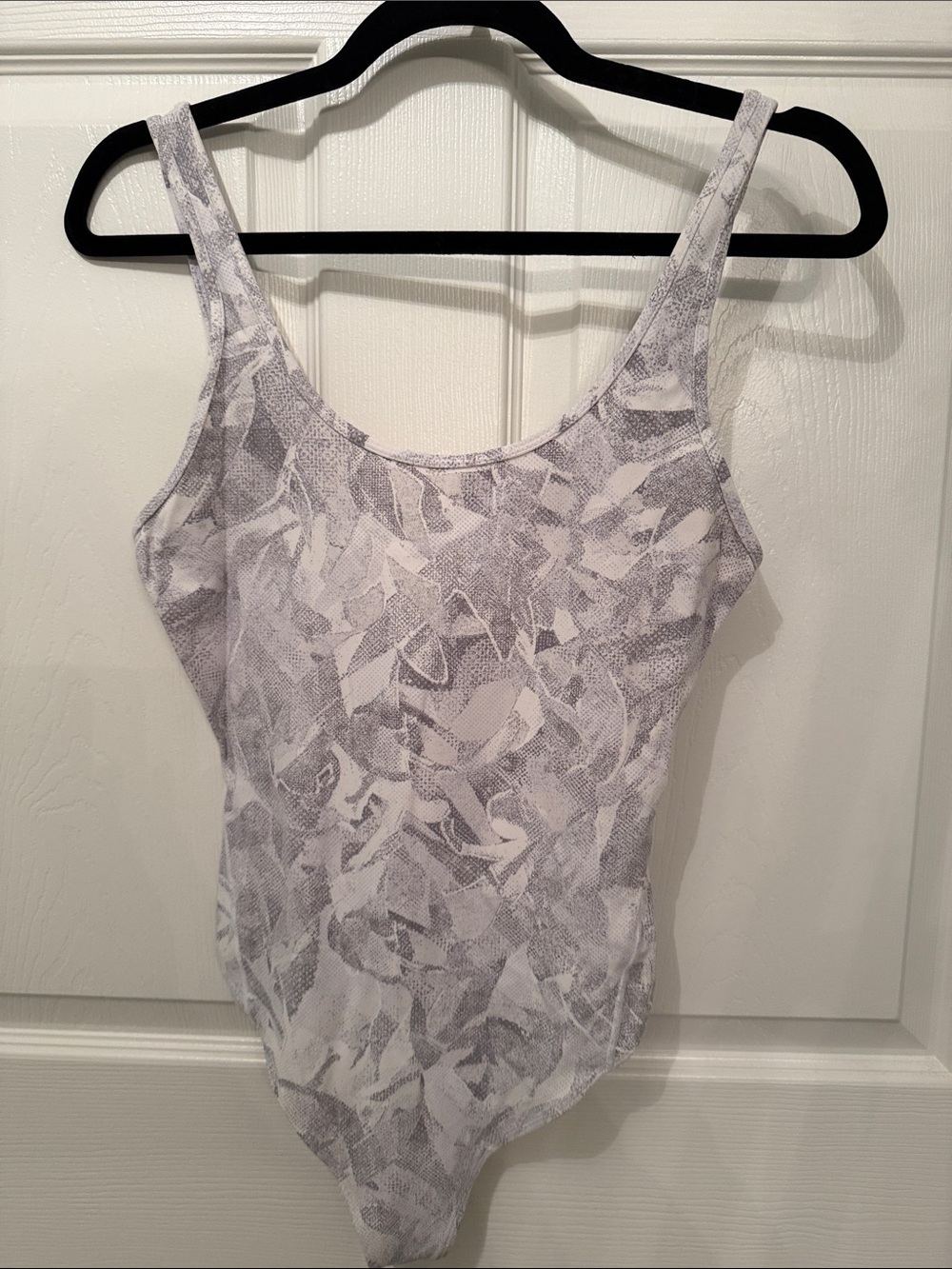 lululemon athletica Women's Scoop Neck Tank Bodysuit in Light Gray Abstract